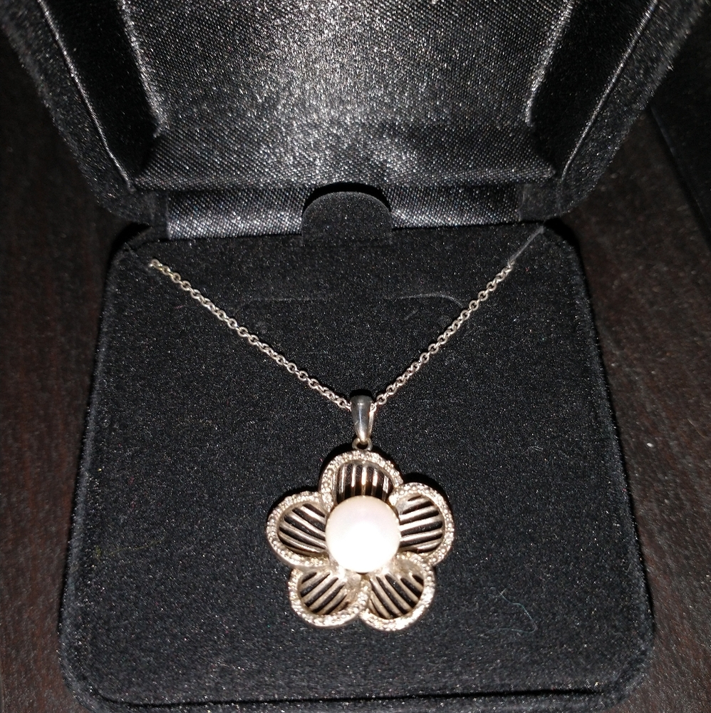 Macy's cultures pearl/diamond flower necklace